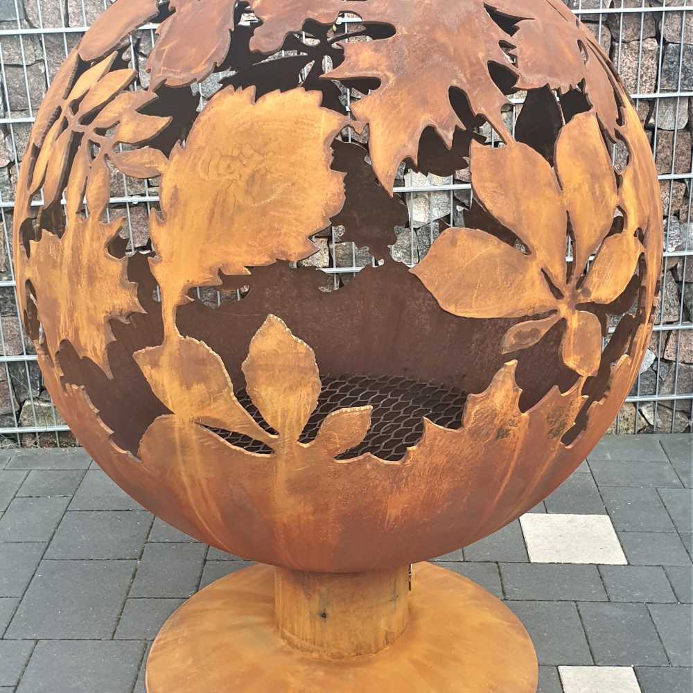 Ugunskura vieta ar lapu motīvu