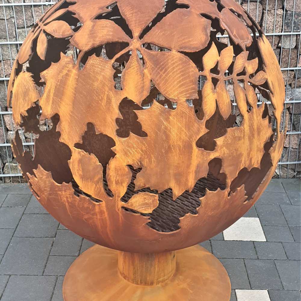 Ugunskura vieta ar lapu motīvu